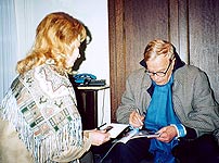 Olga presenting the magazine with the story to Franco Zeffirelli