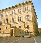 Pienza. Pio II Square. Fasade of Palazzo Piccolomini and the well of Rosselino 