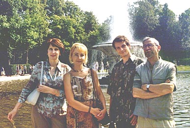 Elena Strelnikova, Olga Nikolaeva, Vladimir Nokolaev, Romano Vatteroni.   Petergof - 2004