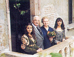 Гвидо и Сильвия с девушками на балконе Джульетты  -  the Patto of Guido and Silvia on  Juliet's balcony , Verona, 1999