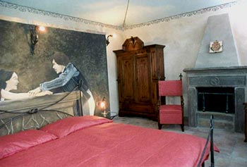 bedroom with the fresco of Zeffirelli's Romeo&Juliet  