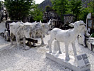 Мраморные скульптурные композиции рядом с входом в карьер, который показывают туртистам  -  Италия  -  май, 2009