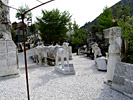 Мраморные скульптурные композиции рядом с входом в карьер, который показывают туртистам  -  Италия  -  май, 2009