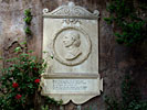 мраморная доска в память поэта Джона Китса на кладбище Тестаччо  -  Рим  -  май, 2009