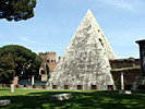 Пирамида Цестия на кладбище Тестаччо в Риме  -  май, 2009